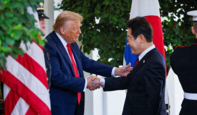 Donald Trump, Güney Kore Cumhurbaşkanı ile görüştü: Elindeki morluk dikkat çekti