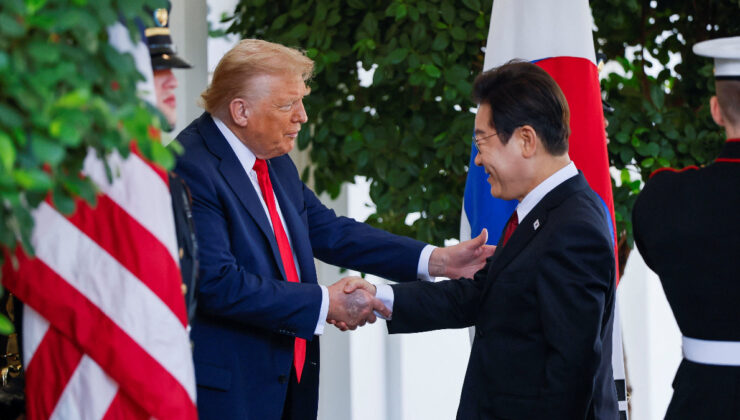 Donald Trump, Güney Kore Cumhurbaşkanı ile görüştü: Elindeki morluk dikkat çekti