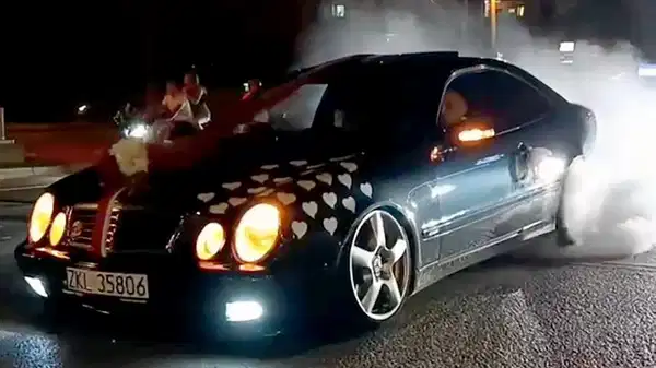 Düğün konvoyunda yolu kapatan sürücüye para cezası!