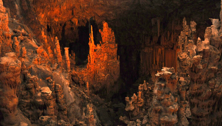 Dünyanın sekizinci harikası Gilindire Mağarası masalsı atmosferiyle büyülüyor