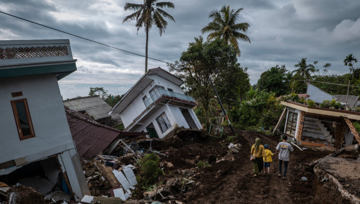 Endonezya’da 5,8 büyüklüğünde deprem: 29 kişi yaralandı