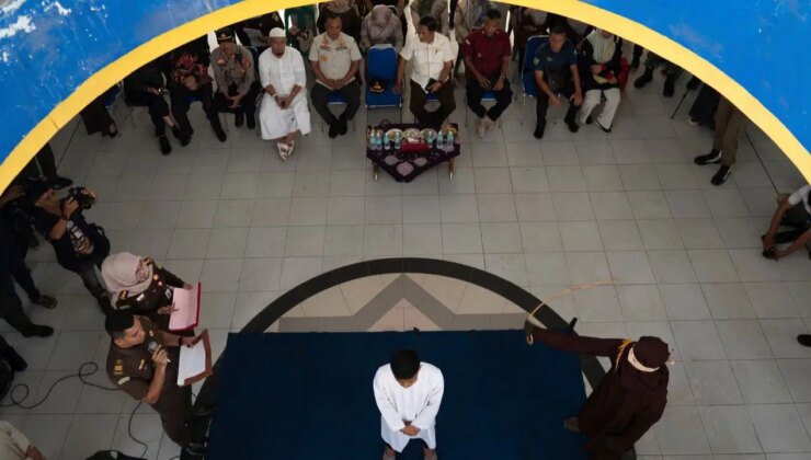 Endonezya’da eşcinsel ilişki gerekçesiyle iki erkeğe kırbaç cezası verildi