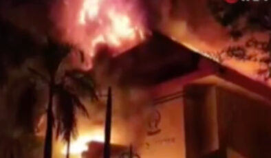 Endonezya’da göstericiler hükümet binasını ateşe verdi: 3 ölü