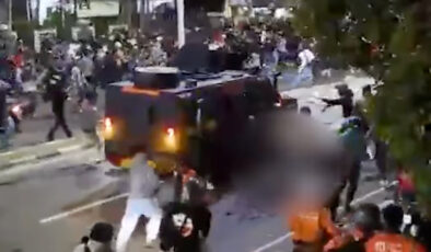 Endonezya’da hükümet karşıtı protestolarda polis bir göstericiyi ezerek öldürdü