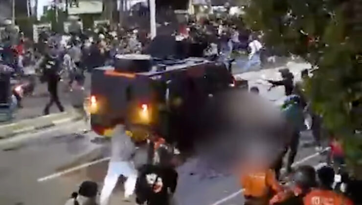 Endonezya’da hükümet karşıtı protestolarda polis bir göstericiyi ezerek öldürdü