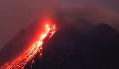 Endonezya’daki Lewotobi Laki-Laki Yanardağı patladı! Turistler alarma geçti