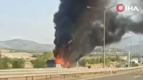 Faciadan dönüldü: Seyir halindeki yolcu otobüsü alev aldı