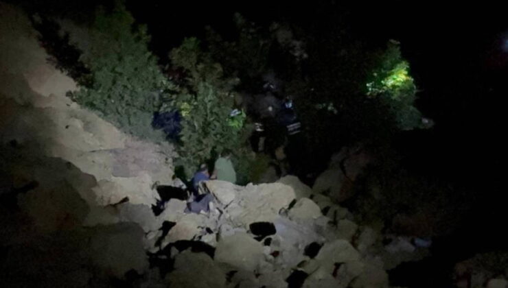 Feci kaza… Otomobil uçuruma yuvarlandı: 1’i bebek, 5 ölü!