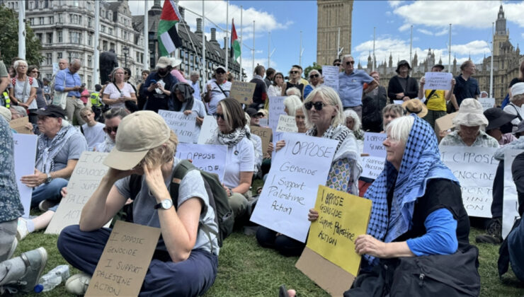 Filistin’e destek grubunun terör örgütü ilan edildiği İngiltere’de 400’den fazla kişi gözaltına alındı