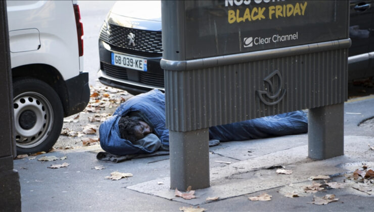 Fransa’da barınma sorununa tepkiler büyüyor: Evsizler Paris Belediye Binası önünde eylem yaptı
