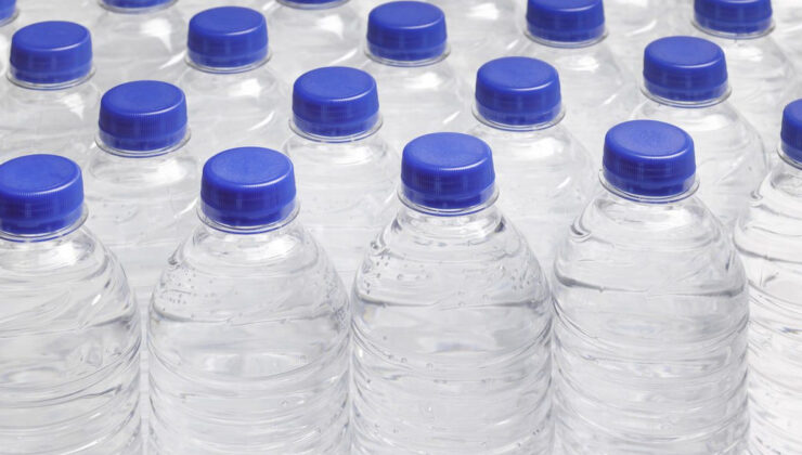 Fransa’da test edildi! Ünlü markanın suyunda mikroplastik tespit edildi