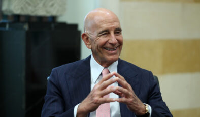 Gazetecilere ‘hayvani’ diyen ABD’li Tom Barrack, özür diledi