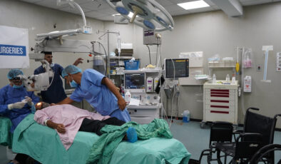 Gazze’de doktorlar hem açlıkla mücadele ediyor hem de hayat kurtarmaya çalışıyor