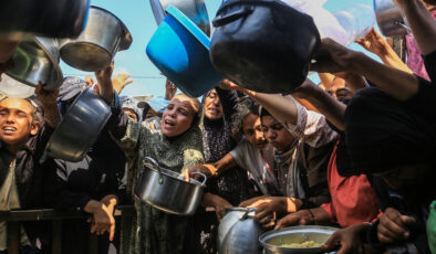 Gazze’de gıda krizi: Filistinlilere yemek dağıtıldı