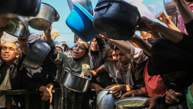 Gazze’de gıda krizi: Filistinlilere yemek dağıtıldı