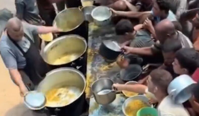 Gazze’de yürekleri sızlatan görüntü: Kazanında yemek biten görevlinin çaresizliği kamerada