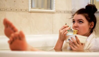 Geç saatlerde bir şeyler yemek kilo aldırıyor mu?