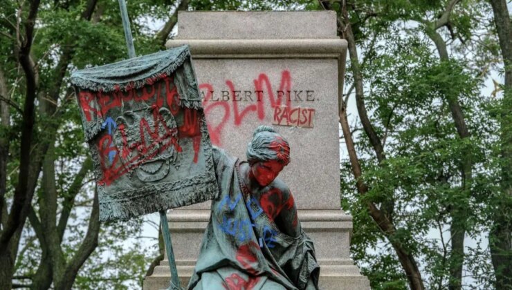 George Floyd protestosunda yıkılmıştı: Irkçı generalin heykeli yeniden dikiliyor