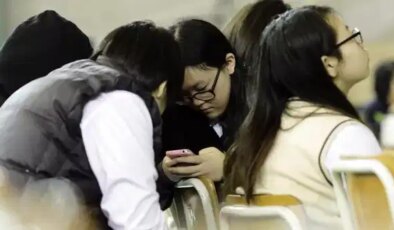 Güney Kore, okullarda akıllı cep telefonlarını yasakladı