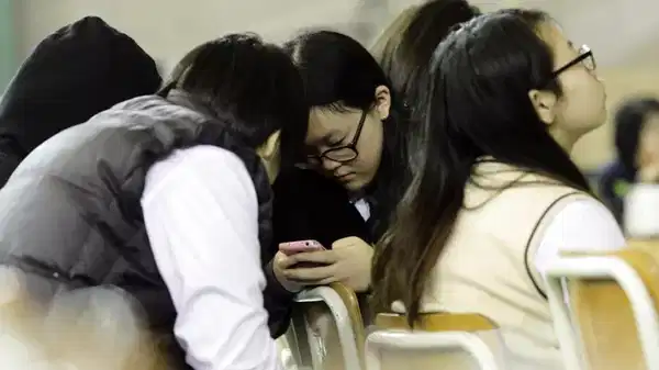 Güney Kore, okullarda akıllı cep telefonlarını yasakladı