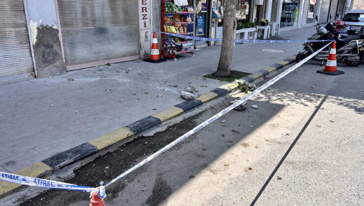 Hatay’da faciadan dönüldü! Binadan kopan beton parçaları kaldırıma düştü…