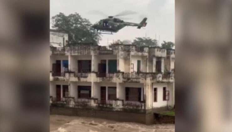 Hindistan’da nehir kenarındaki bina, tahliye sırasında yıkıldı