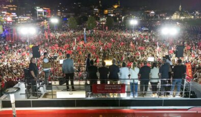 İktidarın kreş kararının siyasi olduğunu söyleyen Özel, seçim sonrası ilk icraatlerini açıkladı: Tüm öğrencilere yurt