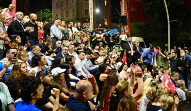 İnan Güney’in gözaltına alınması Beyoğlu Belediyesi önünde protesto edildi