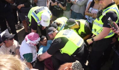 İngiltere’de Filistin yürüyüşüne polis müdahalesi: 200 gözaltı!