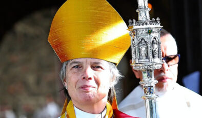 İngiltere’de kiliseye eşcinsel kadın başpiskopos atandı: Halk tepkili