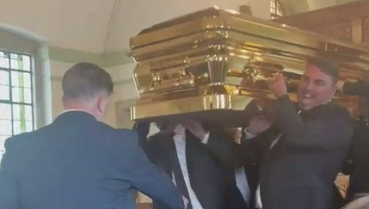 İngiltere’de Roman Kral milyon dolarlık altın tabutla gömüldü