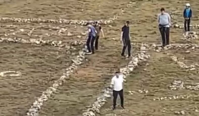 İngiltere’de Yahudi turistlerden tarihi haça saldırı