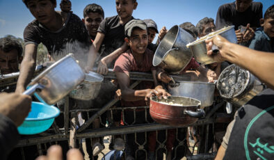 İsrail’in ablukası altındaki Filistinlilere yemek dağıtıldı