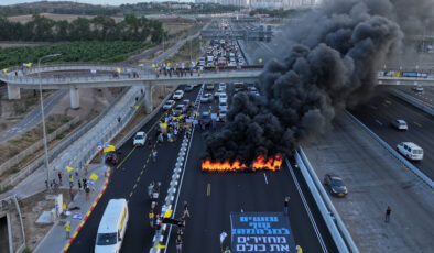 İsrailliler Tel Aviv’de esirelerin geri getirilmesi için protesto düzenledi