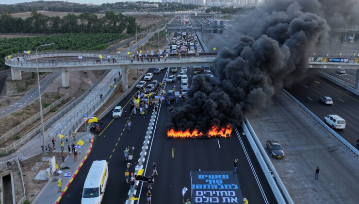 İsrailliler Tel Aviv’de esirelerin geri getirilmesi için protesto düzenledi