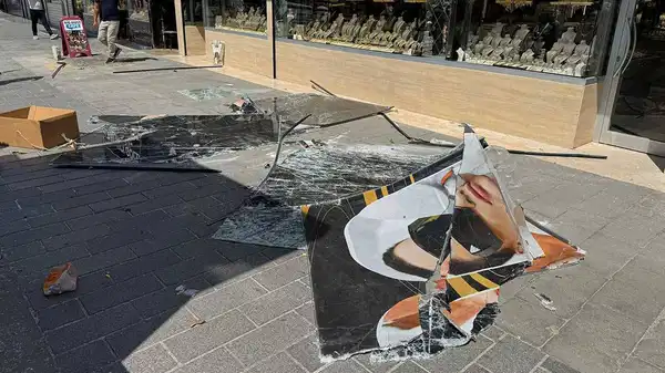 İstanbul’da fırtına hayatı olumsuz etkiledi: Ağaçlar devrildi, camlar kırıldı!