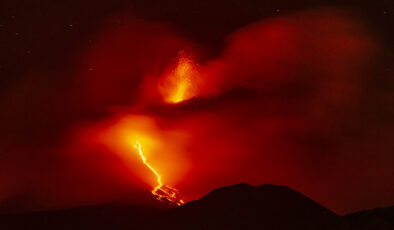 İtalya’da Etna Yanardağı’nda patlamalar devam ediyor
