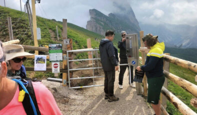 İtalya’da köylüler, turistlere karşı dağlara turnike kurdu