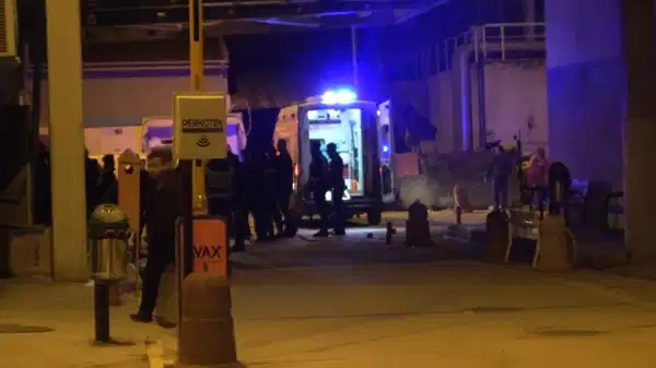 İzinsiz tezgah tartışması kanlı bitti: 2 zabıta memuru yaralandı