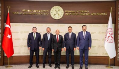 İzmir Büyükşehir Belediye Başkanı Tugay, AKP’li isimlerle birlikte Bakan Şimşek’i ziyaret etti