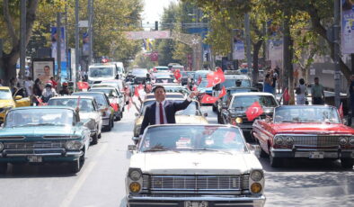Kadıköy sokaklarında Zafer Bayramı coşkusu: Klasik otomobillerle Zafer Konvoyu düzenlendi