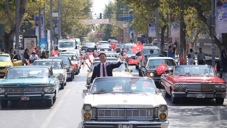 Kadıköy sokaklarında Zafer Bayramı coşkusu: Klasik otomobillerle Zafer Konvoyu düzenlendi