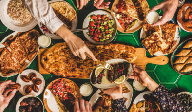 Kimi kahve veriyor kimi airag: Dünya kültürlerinde misafir ağırlama gelenekleri