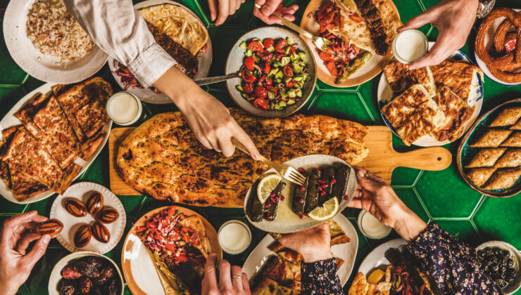 Kimi kahve veriyor kimi airag: Dünya kültürlerinde misafir ağırlama gelenekleri