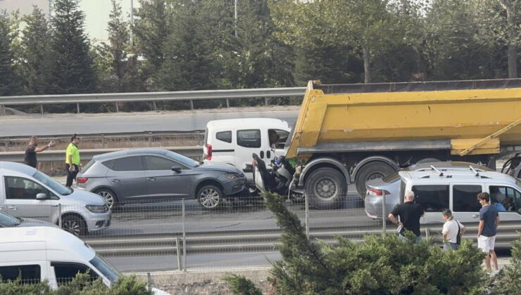 Kocaeli’de feci kaza: Kamyonla otomobil arasına sıkıştı!