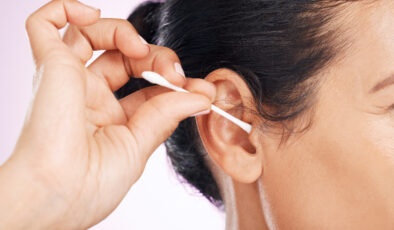 Kulağınızı temizlerken dikkat edin: Yanlış yöntemler işitme kaybına neden oluyor