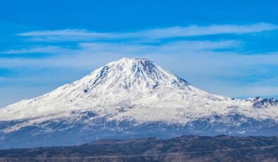 Küresel ısınmanın etkisiyle Ağrı Dağı’nın zirvesindeki buzullar küçülüyor