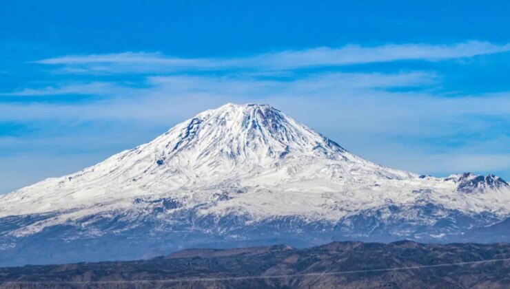 Küresel ısınmanın etkisiyle Ağrı Dağı’nın zirvesindeki buzullar küçülüyor