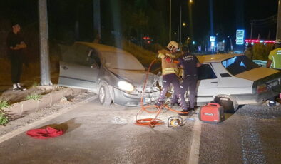 Manisa’da iki otomobil kafa kafaya çarpıştı: 3’ü çocuk 7 yaralı