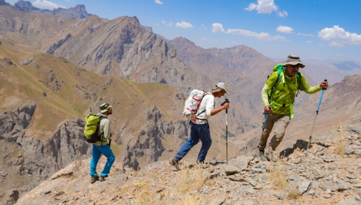 Milli dağcılarımız Hakkari’deki Cafer Kulesi’ne tırmandı